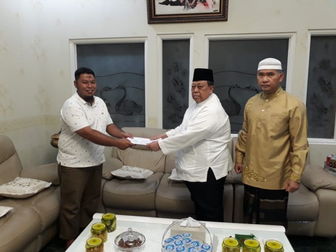 Kakan kandung Maesita, Lutfie menyerahkan surat pernyataan Maesita ke Rahman Albani disaksikan Ketua Harian DPD Golkar Provinsi Jambi H Sy Fasha.
