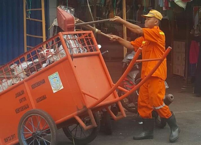 Petugas Kebersihan Dinas Lingkungan Hidup Kota Jambi, setia memengut sampah. Peningkatan sampah terjadi menjelang hari raya Idul Fitri.