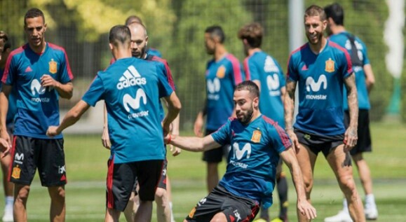 Dani Carvajal (dua kanan) kembali latihan bersama tim. Foto: Juan Flor
