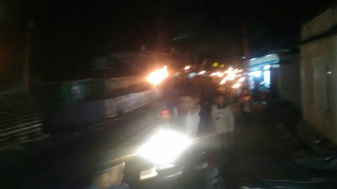 Terlihat warga melaksanakan takbiran dalam gelap