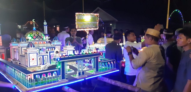 Peserta miniatur masjid saat berkumpul dilapangan futsal di Desa Teluk Majelis.