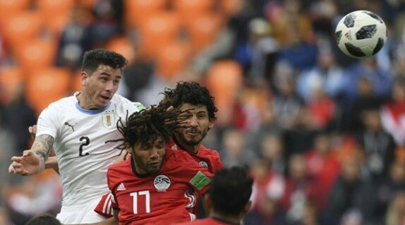 Jose Gimenez (2) mencetak gol Uruguay kegawang Mesir. Foto: AFP