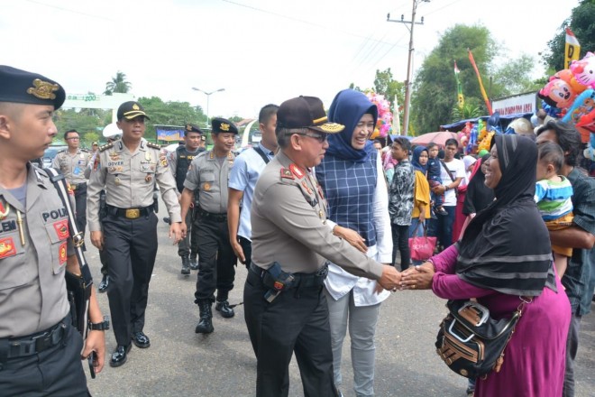 Kapolda Jambi, Brigjen Pol Muchlis, Minggu (17/6) sekitar pukul 10.00 WIB mengecek personil Polri yang melaksanakan pengamanan objek wisata libur Idul Fitri 1439 H.