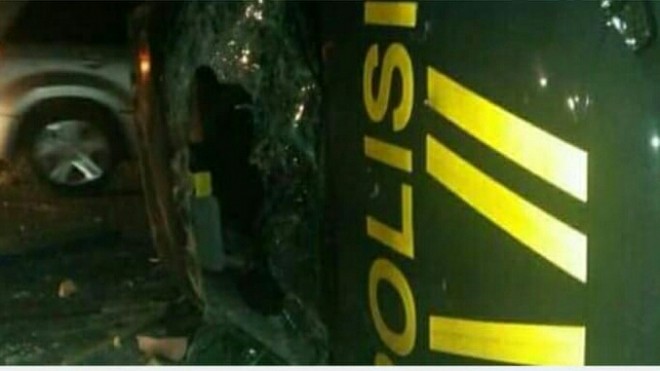 Mobil patroli Polsek Mandiangin dirusak warga.