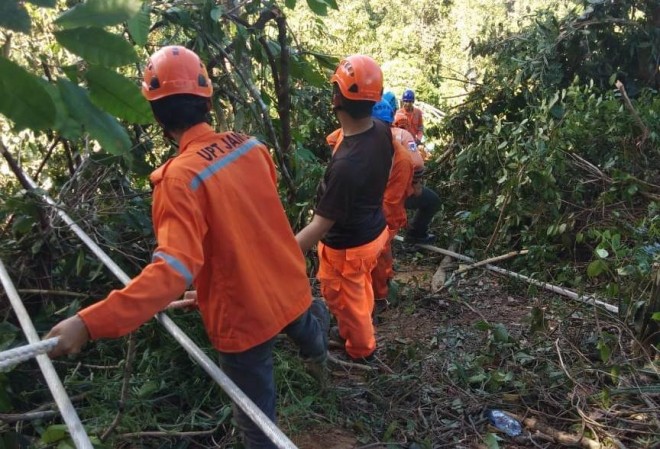 Petugas PLN melakukan perbaikan tower di Birun yang ambruk