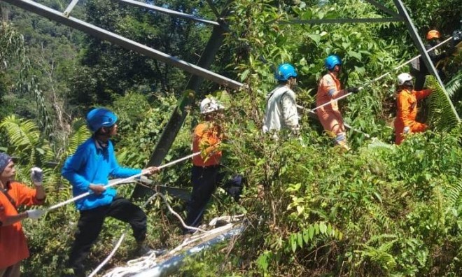 Petugas PLN melakukan perbaikan tower di Birun yang ambruk