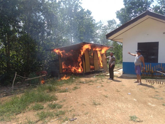 POS Pengamanan PT WKS di Batanghari Dibakar Massa.