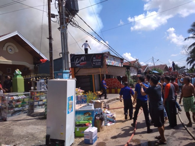 Rumah di Lorong Pipa yang terbakar siang ini (21/6)