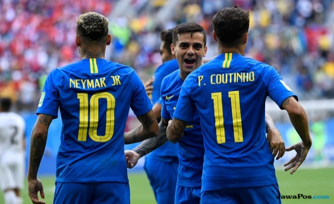 Neymar dan Coutinho memberi kemenangan Brasil di menit akhir laga. Foto : (AFP)