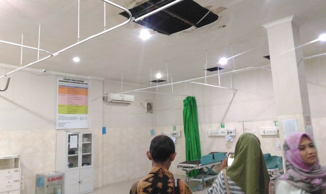 Plafon ruangan UGD RSUD RM yang bocor akibat tetesan air hujan karena atap yang bocor.