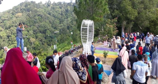 Terlihat Pengunjung Bukit Khayangan.
