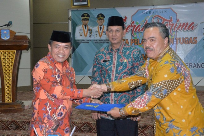 Serah Terima Nota Pelaksanaan Tugas dan Pisah Sambut Pjs Bupati Merangin Husairi, kepada Bupati Merangin, Al Haris.