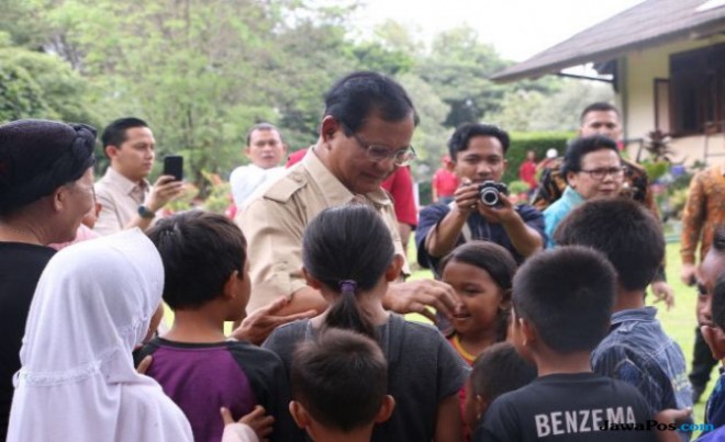 Prabowo temui warga di sebuah desa. Foto : Istimewa