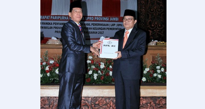 Rapat Paripurna Dewan Perwakilan Rakyat Daerah (DPRD) Provinsi Jambi dalam Rangka Penyampaian Laporan Hasil Pemeriksaan (LHP) BPK RI Perwakilan Jambi atas Laporan Keuangan Pemerintah Provinsi Jambi Tahun Anggaran 2017, bertempat di Ruang Rapat Paripurna Gedung DPRD Provinsi Jambi, Selasa (26/06).