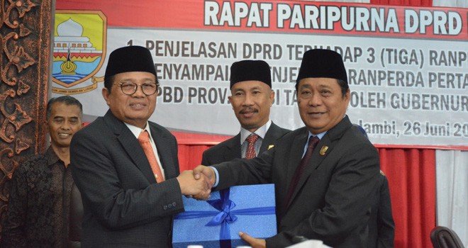 Wakil Ketua DPRD Provinsi Jambi Chumaidi Zaidy menyerahkan naskah tiga Ranperda Insitiatif dewan.