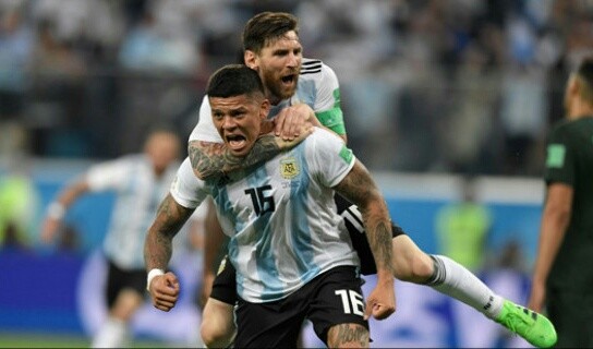 Marcos Rojo (depan) menjadi penentu kemenangan dramatis Argentina atas Nigeria. Foto: AFP.