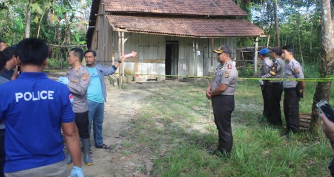 Kapolres Sarolangun, AKBP Dadan Wira Laksana bersama Satreskrim melakukan olah TKP di Pondok milik H kasir di Dusun Sungai Dalam, Desa Pelawan, Kecamatan Pelawan, Kabupaten Sarolangun, Kamis (28/6).   