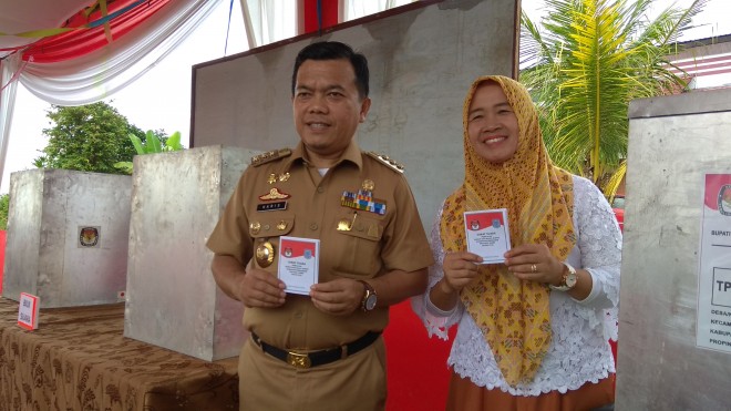 Al Haris bersama Istrinya saat berada di TPS.