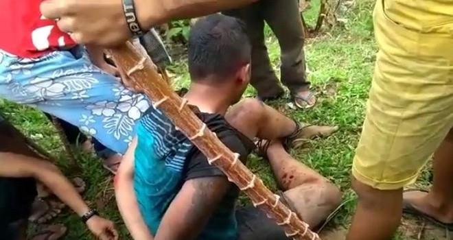 Adji pelaku jambret saat diamankan warga di Jalan Kapten Dirham, Kecamatan Jelutung, Kota Jambi, Kamis (28/6).   