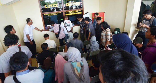 Wajib Pajak (WP) mengantri di samsat Kota Jambi untuk melakukan pemutihan PKB.