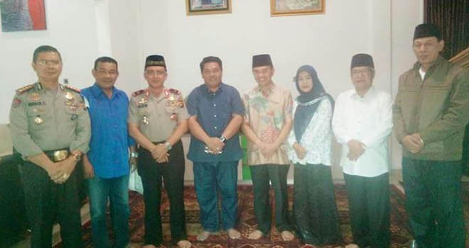 Foto bersama Kapolda dengan Bupati Kerinci Adirozal.