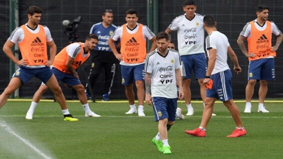 Superstar Argentina, Lionel Messi (depan). Foto: AFP