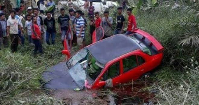 Mobil Hyundai yang Terbalik dan Masuk ke Kanal WKS.