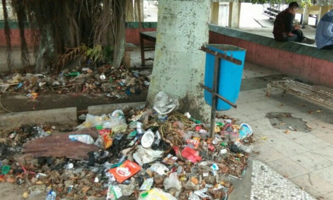 Terlihat sampah menumpuk di wisata Danau Kerinci.