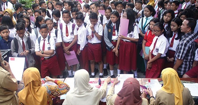 Ratusan siswa antre mengambil formulir di SMPN 1 Tulunaggaung, kemarin (7/2). (AGUS DWIYONO/ RATU)