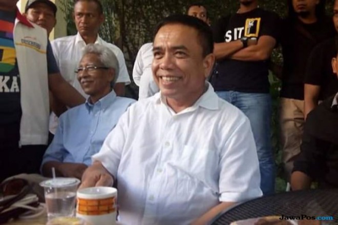 Gubernur Aceh Irwandi Yusuf minum kopi di kediamannya, Jalan Salam, Gampong Bandar Baru, Kecamatan Kuta Alam, Banda Aceh, Aceh. (Murti Ali Lingga/JawaPos.com)