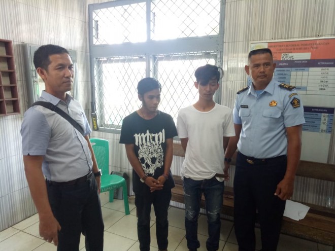Tersangka Herman dan Novriadi saat diamankan oleh petugas Lapas Klas IIB Tebo, Kamis (5/7).