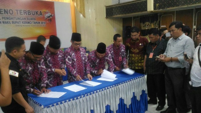 Komisioner KPU saat menandatangani berita acara