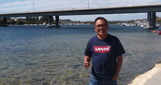 Penulis saat berada di tepi Swan River, Perth, Australia