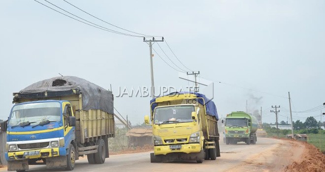 Mobil angkutan batu bara.