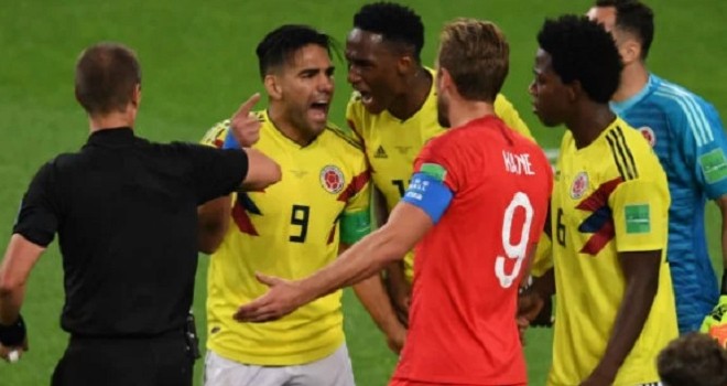 Sejumlah pemain Kolombia memprotes keputusan wasit, Mark Geiger.