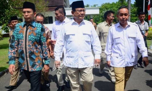 Gubernur NTB Tuan Guru Muhammad Zainul Majdi (kiri) bersama Prabowo Subianto (tengah), dalam sebuah acara di Mataram, beberapa waktu lalu. Foto: Lombok Post/dok.JPNN.com