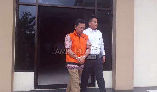 Kadis Pertanian Tebo, Sarjono saat Ditahan Penyidik Tipikor Polda Jambi, Minggu (9/7). 