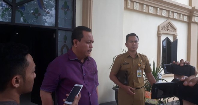 Cornelis Buston, saat keluar dari gedung Polda Jambi.