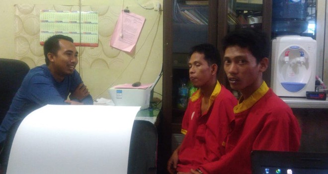 Tersangka Indra dan Asmidi saat menjalani pemeriksaan di ruangan penyidik Satreskrim Polres Batanghari, Selasa (10/7).