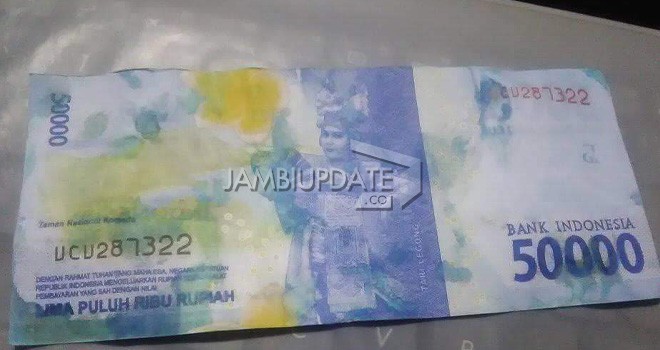 Uang palsu pecahan 50 ribu,kondisinya sudah luntur. Didapatkan warga Kerinci yang membeli minyak Pertalite, Senin (9/7) lalu.