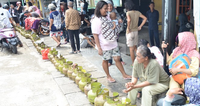 Terlihat warga saat mengantri gas elpiji 3 kilogram (Kg) beberapa waktu lalu.