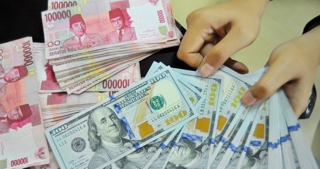 Ilustrasi uang Dolar AS dan Rupiah