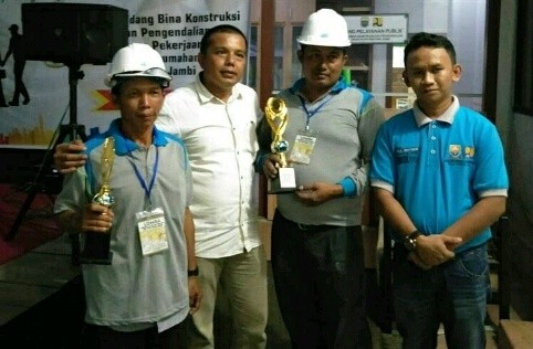 Dua tukang perwakilan Sarolangun yang menang lomba pekerjaan kontruksi se Provinsi Jambi.      
