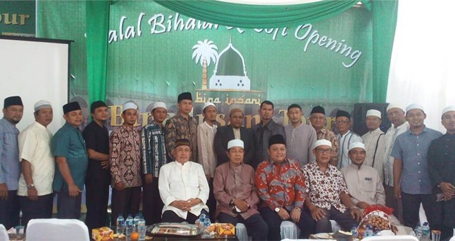 Pimpinan PT Bina Insani Tour, para Muthawwif dan perwakilan jamaah umrah foto bersama.