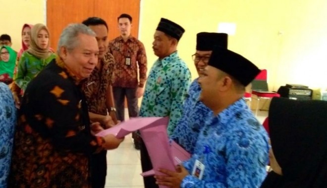 Kabag Humas Setda Tanjab Barat, saat menerima SK kenaikan pangkat.    