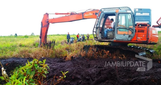 Satu Unit Eskavator saat diamankan petugas Seksi Pengamanan Hutan Dinas kehutanan Provinsi Jambi, di Hutan Produksi Desa Sungai Keman, Kecamatan Dendang , Kabupaten Tanjung Jabung Timur, Rabu (11/7).