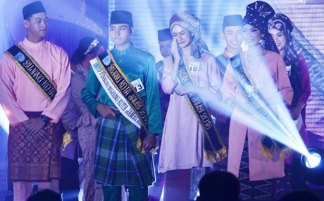 Andi Gusti Zena (pemenang gadis Jambi) menangis ketika namanya didaulat sebagai pemenang Gadis Jambi 2018. Affan Rafli, sebagai (bujang).   