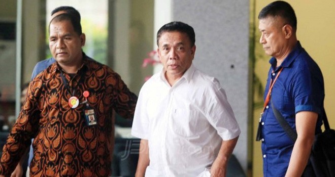  Gubernur Nangroe Aceh Darussalam (NAD) Irwandi Yusuf tiba di Gedung KPK. Foto : Fedrik Tarigani / Jawapos