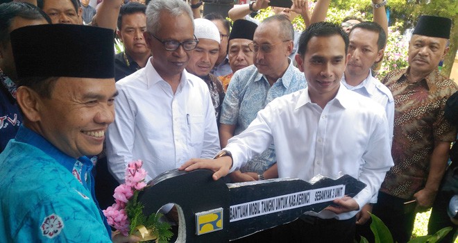 Staf khusus pimpinan DPR RI, Dipo Ilham Djalil menyerahkan bantuan mobil tengki kepada Bupati Kerinci, Adirozal dan Walikota Sungai Penuh, Asafri Jaya Bakri. 