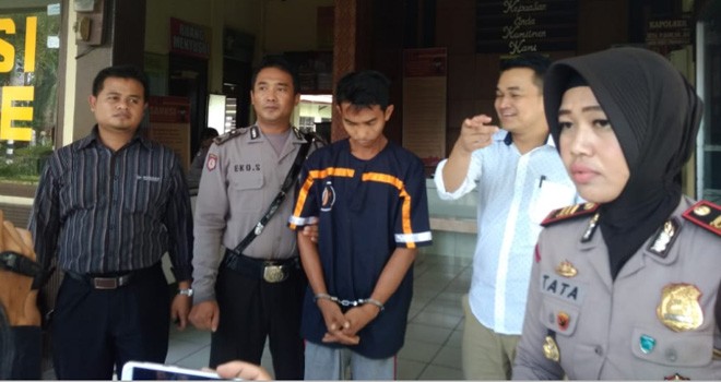 Tersangka Rudi Hariadi saat diamankan di Mapolsek Jambi Selatan, Senin (16/7).